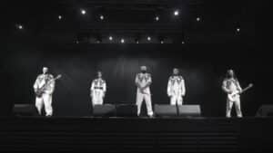 Les fans d&rsquo;un groupe de Metal s&rsquo;attendaient à voir un concert en streaming mais ont regardé le groupe se tenir en silence à la place