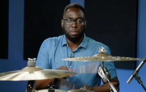 Regardez le grand Larnell Lewis apprendre Enter Sandman de Metallica en une seule écoute !
