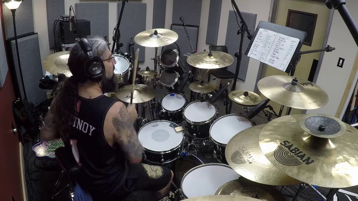 Regardez Mike Portnoy jouer le nouveau single de Liquid Tension Experiment sur son énorme batterie !