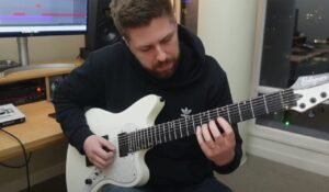 Regardez Mike Stringer de Spiritbox jouer Constance !
