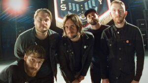 While She Sleeps choisit son indépendance en dépit des charts pour soutenir ses collaborateurs et ses amis !