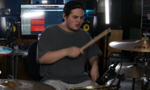 Regardez le batteur de Spiritbox, Zev Rose, jouer Holy Roller avec précision et énergie !