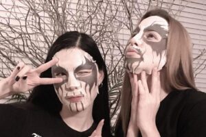 Une société propose des masques de soins pour le visage dans le style Black Metal (Corpse Paint)
