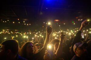 Au Texas, toutes les salles de concert vont rouvrir la semaine prochaine à 100% de leur capacité (et sans masque)