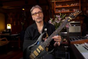 Regardez Steve Vai jouer une nouvelle chanson d&rsquo;une seule main !