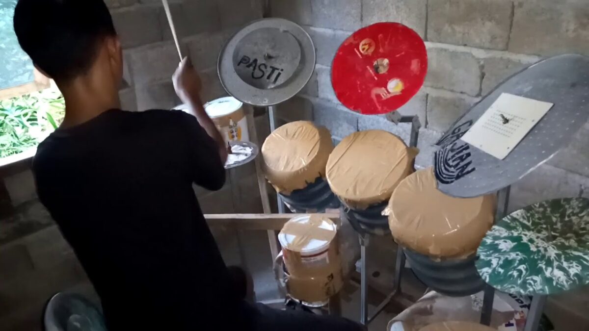 Un batteur indonésien joue du Dream Theater sur une batterie faite maison ; Mike Portnoy lui achète un nouveau kit