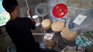 Un batteur indonésien joue du Dream Theater sur une batterie faite maison ; Mike Portnoy lui achète un nouveau kit