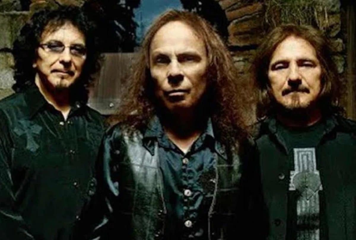 Le signe des cornes : Geezer Butler affirme l’avoir utilisé avant Ronnie James Dio