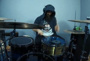 Ce batteur déchire ; regardez-le jouer du Rage Against The Machine !