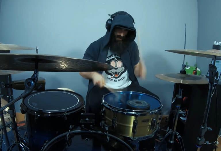 Ce batteur déchire ; regardez-le jouer du Rage Against The Machine !