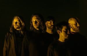 JT Cavey de Erra à propos de Courney LaPlante de Spirtibox : “C’est une amie de longue date qui me soutient énormément, ainsi que le groupe”