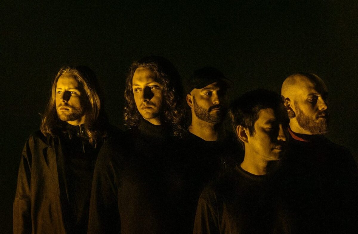 Erra nous parle de son nouvel album de Metal colossal, inspiré par Tool et Gojira