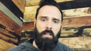 Le chanteur de Skillet dit que ses commentaires sur Cardi B et Hitler ont été « déformés »