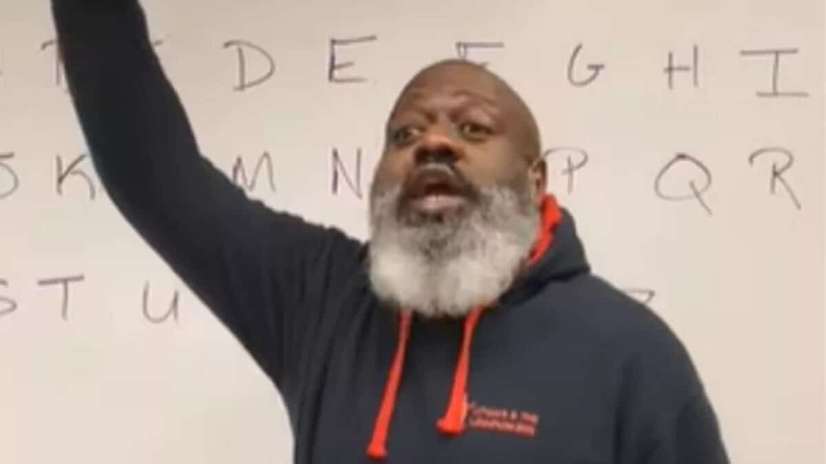 Un professeur d&rsquo;école chante l&rsquo;alphabet sur une chanson de Korn, et fait exploser l&rsquo;Internet