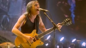 AC/DC ; Malcolm Young s’en prend au chanteur originel du groupe, Dave Evans, dans une interview jamais publiée : “Il était tellement mauvais”