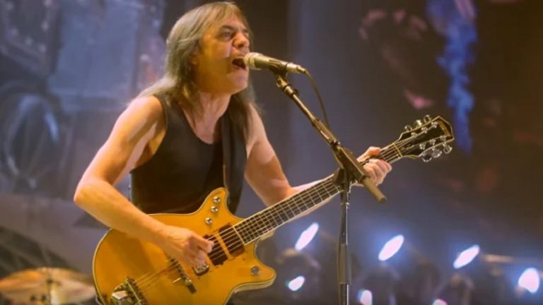 AC/DC ; Malcolm Young s’en prend au chanteur originel du groupe, Dave Evans, dans une interview jamais publiée : “Il était tellement mauvais”