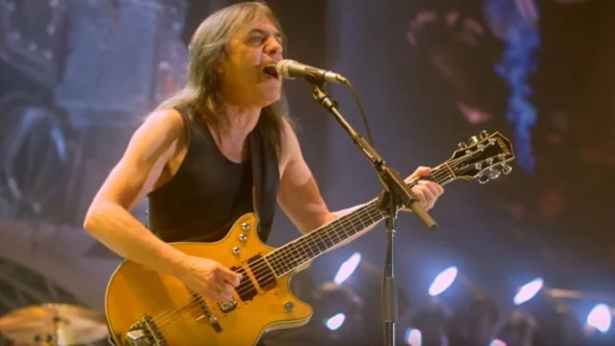 AC/DC ; Malcolm Young s&rsquo;en prend au chanteur originel du groupe, Dave Evans, dans une interview jamais publiée : « Il était tellement mauvais »
