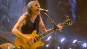 AC/DC ; Malcolm Young s&rsquo;en prend au chanteur originel du groupe, Dave Evans, dans une interview jamais publiée : « Il était tellement mauvais »