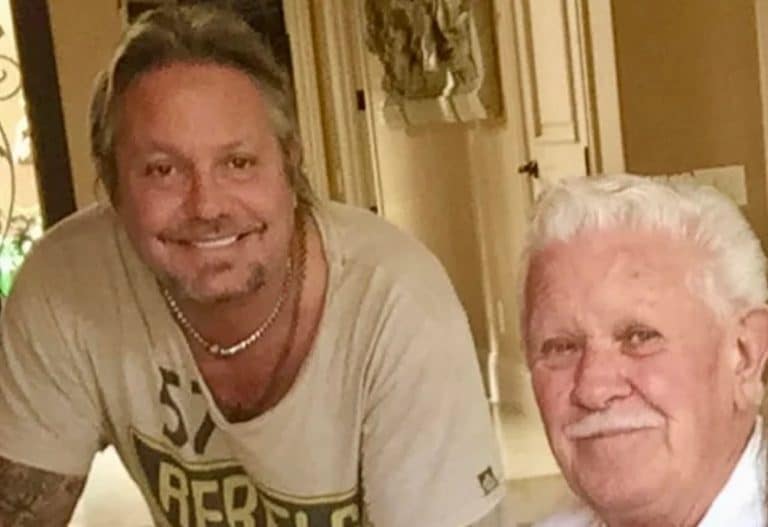 Vince Neil de Mötley Crüe pleure la mort de son père : “Nous avons perdu un bel homme hier soir”
