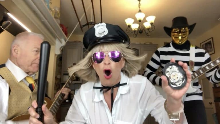 Robert Fripp de King Crimson et Toyah Willcox reprennent Breaking The Law de Judas Priest !