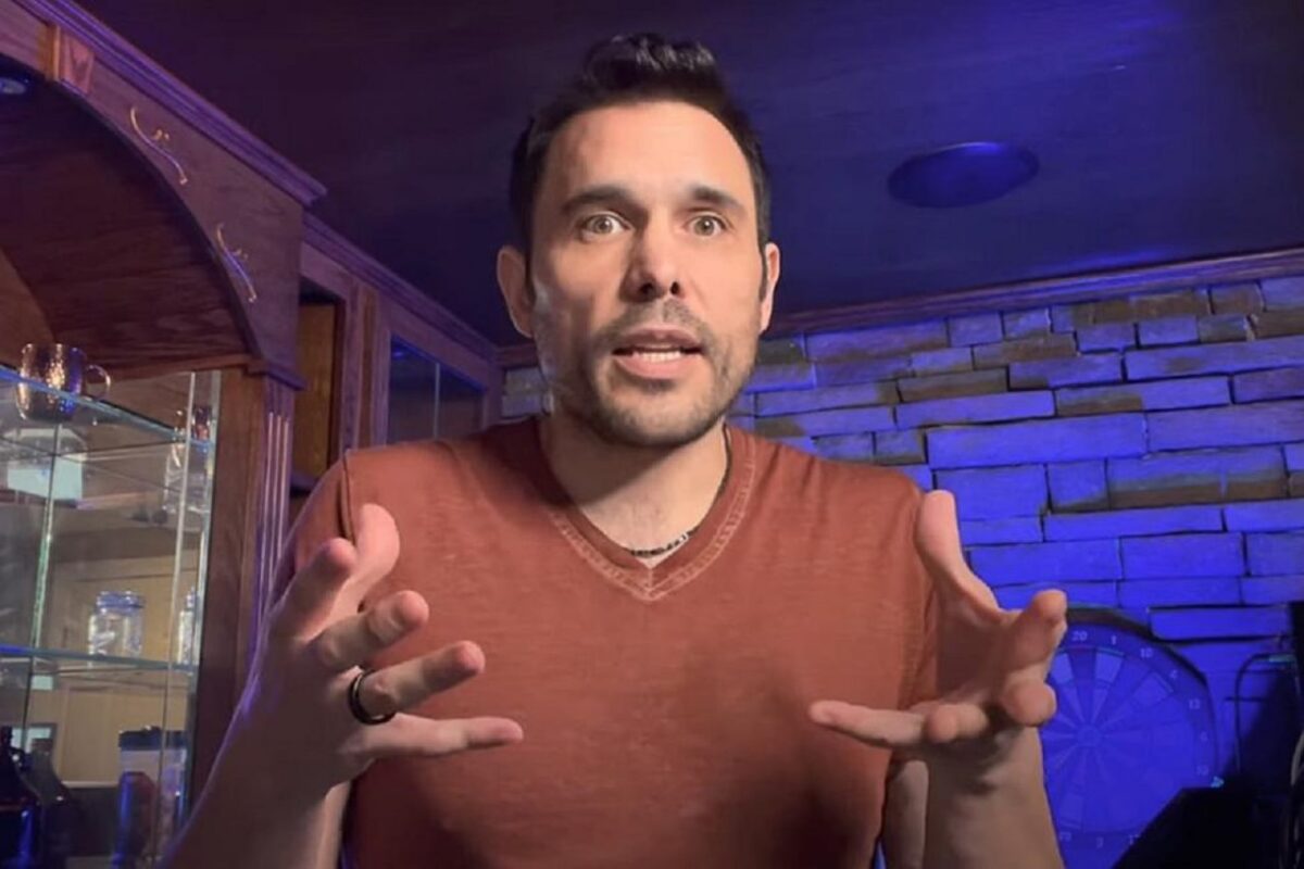 Un chanteur de Metal clarifie ses propos sur le détournement de mineur : « J&rsquo;ai fait une blague de mauvais goût »
