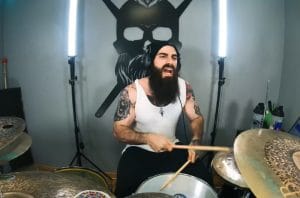 Ce batteur déchire ; regardez-le jouer du System Of A Down !