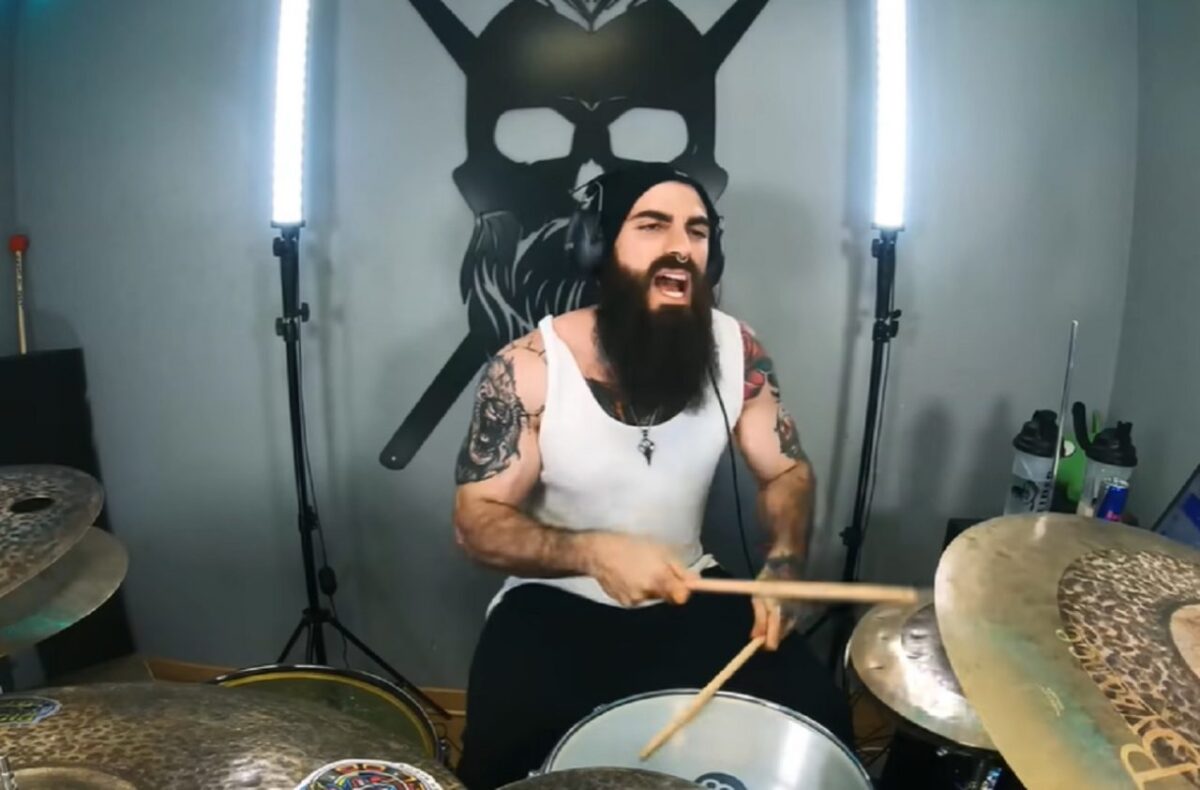 Ce batteur déchire ; regardez-le jouer du System Of A Down !