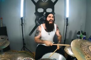 Ce batteur déchire ; regardez-le jouer du System Of A Down !