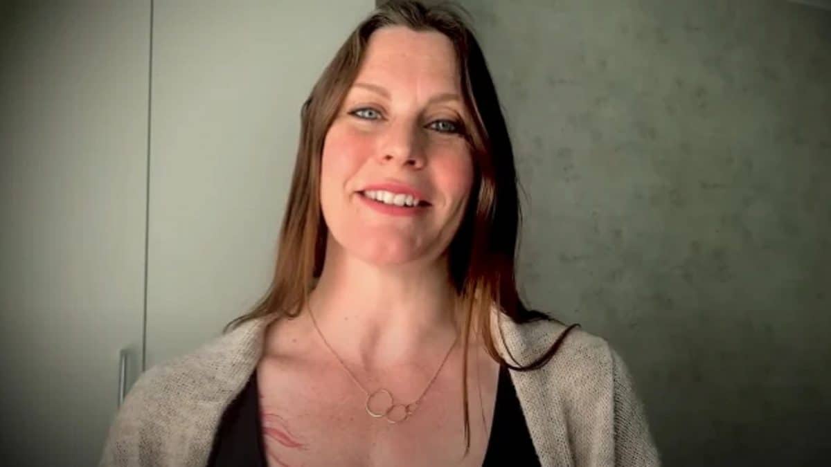 Floor Jansen de Nightwish « va beaucoup mieux », deux semaines après avoir subi une opération d&rsquo;ablation de la vésicule biliaire