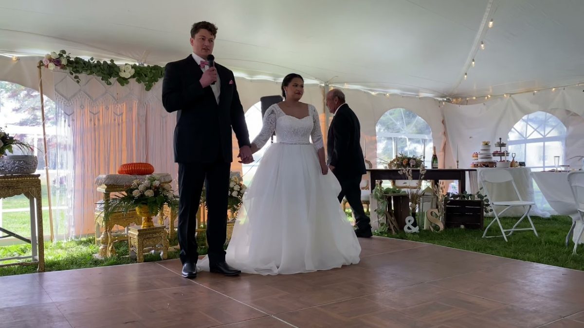 Regardez ce couple faire sa première danse de mariage sur la chanson You Suffer de Napalm Death (Death Metal/Grindcore)