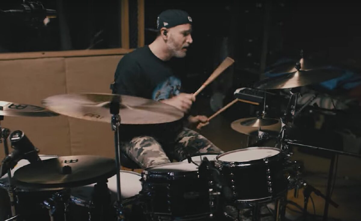 Regardez la superbe performance du batteur de Periphery sur Satellites !