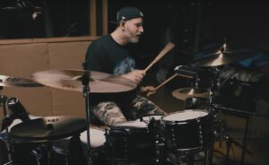 Regardez la superbe performance du batteur de Periphery sur Satellites !