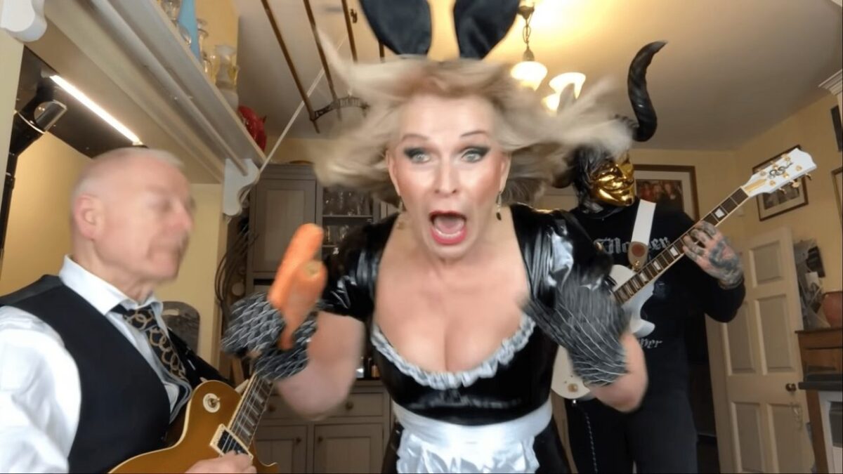 Robert Fripp de King Crimson et Toyah Willcox reprennent The Number Of The Beast de Iron Maiden pour fêter Pâques
