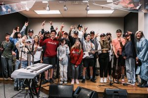 Vince Neil de Mötley Crüe surprend les élèves de la School Of Rock à Franklin, dans le Tennessee !