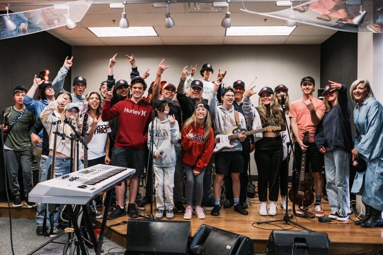 Vince Neil de Mötley Crüe surprend les élèves de la School Of Rock à Franklin, dans le Tennessee !