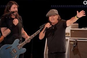 Regardez les Foo Fighters jouer du AC/DC avec Brian Johnson au concert VAXLIVE