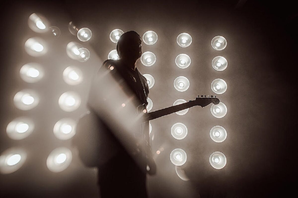 Misha Mansoor de Periphery présente la première chanson de son premier album solo sous le nom de Bulb