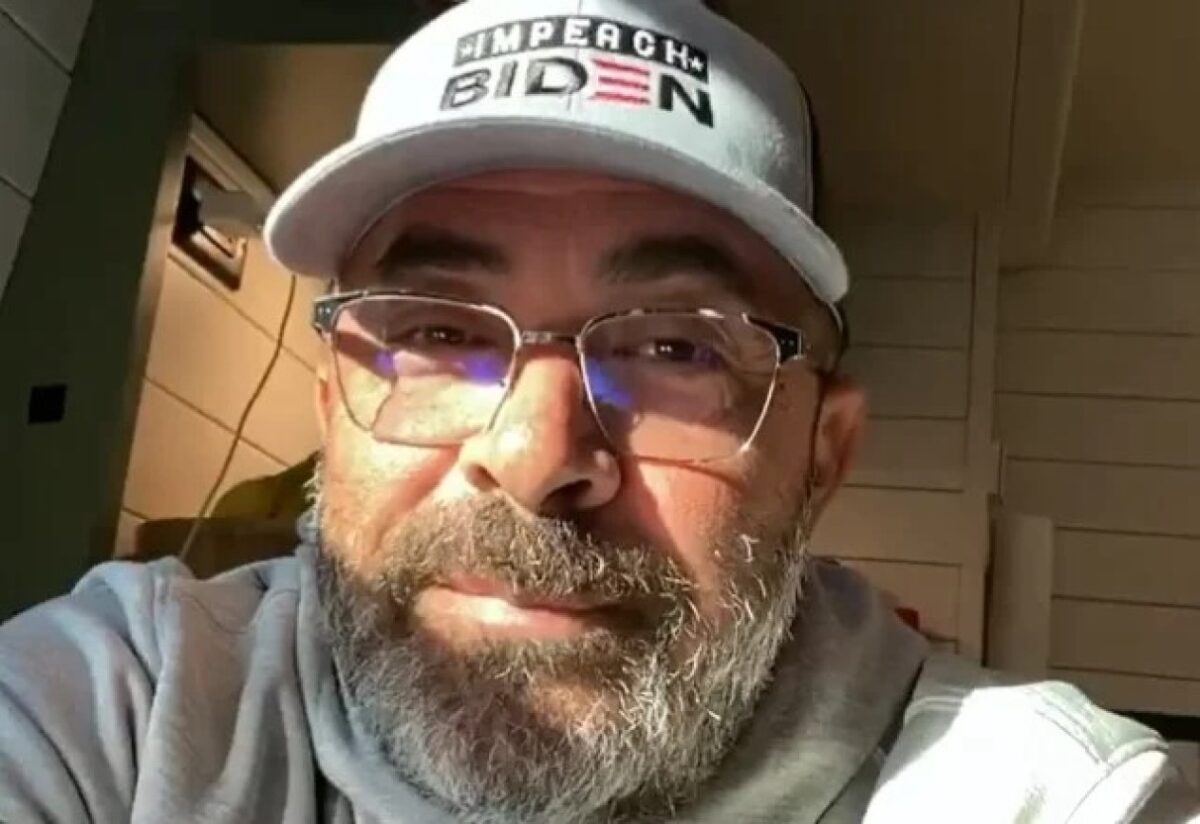 Aaron Lewis de Staind : « Nous laissons les personnes les plus stupides de ce pays nous dicter nos vies ! »