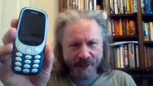Bruce Dickinson (Iron Maiden) a enfin un smartphone : « Ma vie va être nulle à partir de maintenant, je vais la vivre par procuration »