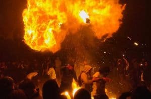 La police de Los Angeles tire des balles en caoutchouc dans un mosh pit pour stopper un concert de Punk
