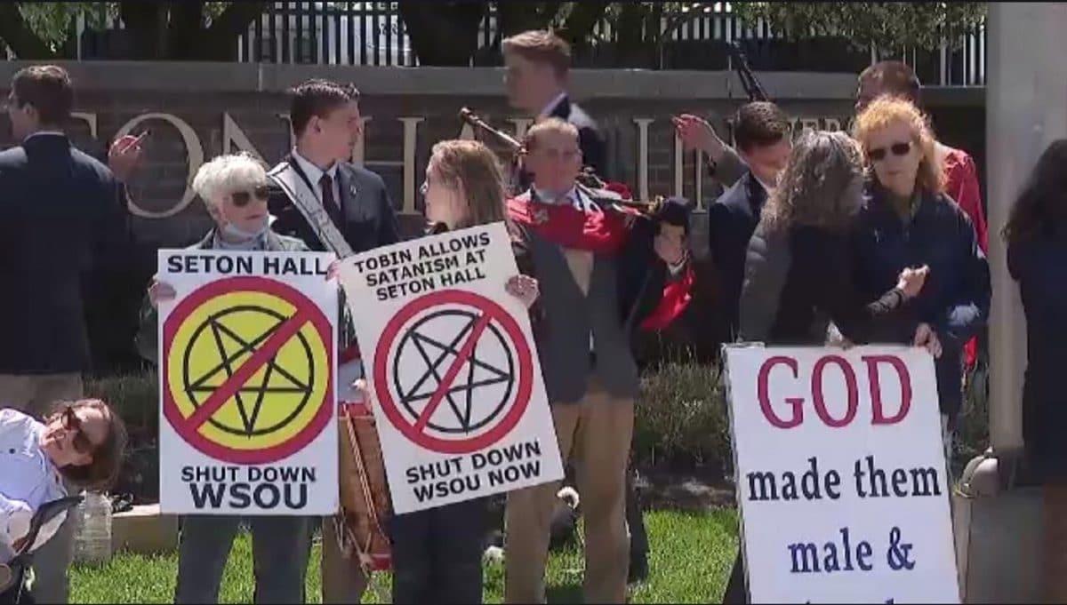 Des groupes catholiques tentent de faire fermer une station de radio Metal universitaire « satanique »