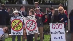 Des groupes catholiques tentent de faire fermer une station de radio Metal universitaire « satanique »