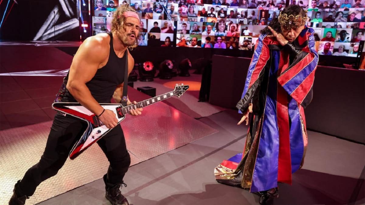 Le métalleux Rick Boogs fait ses débuts à WWE Smackdown (et fait des fentes à 140 kg en jouant du Iron Maiden)