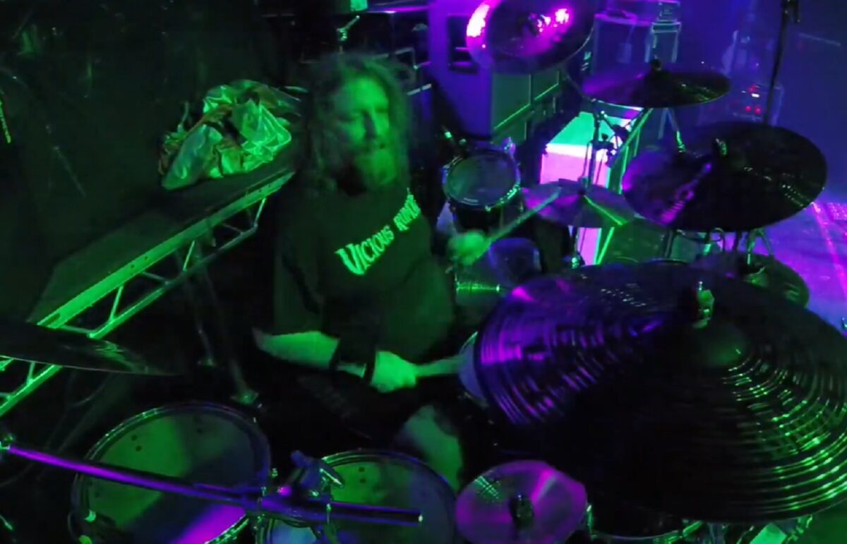 Ted Aguilar, de Death Angel, parle de l&rsquo;expérience de mort imminente du batteur Will Carroll avec le COVID-19