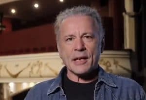 Bruce Dickinson, chanteur de Iron Maiden, raconte une expérience “ridicule” qu’il a vécue à l’hôpital