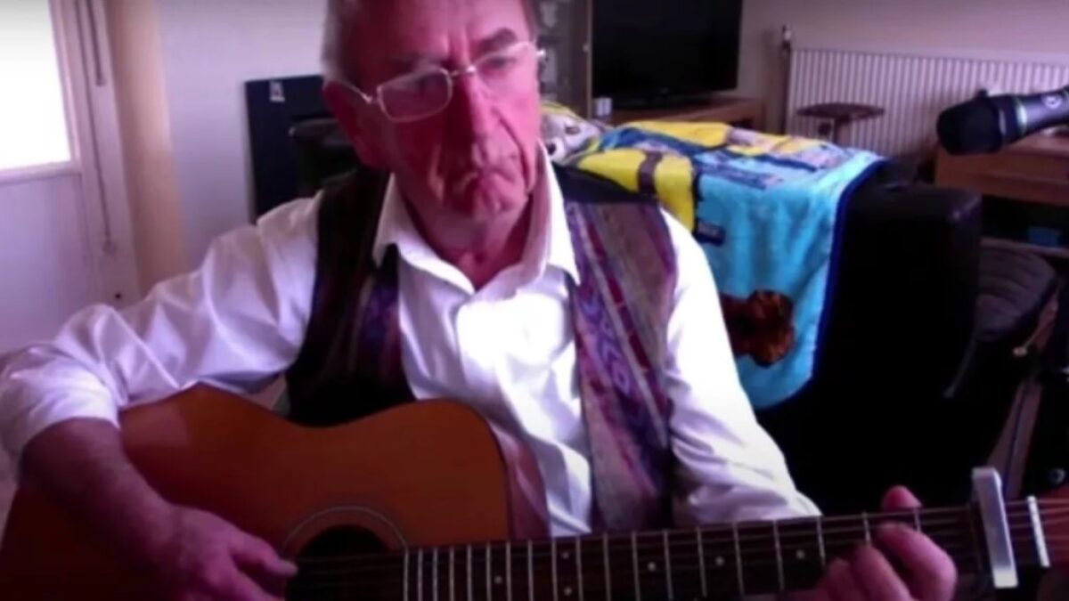 Un papi fait des reprises acoustiques de chansons de Rock et de Metal : Frank vous emmène en voyage !