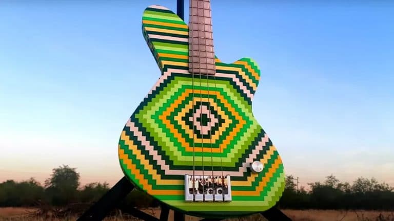 Cette guitare basse démente est faite de 2 000 briques Lego