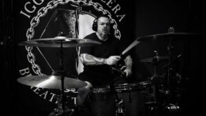Igor Cavalera poursuit son exploration de la discographie de Sepultura et de Cavalera Conspiracy à la batterie !