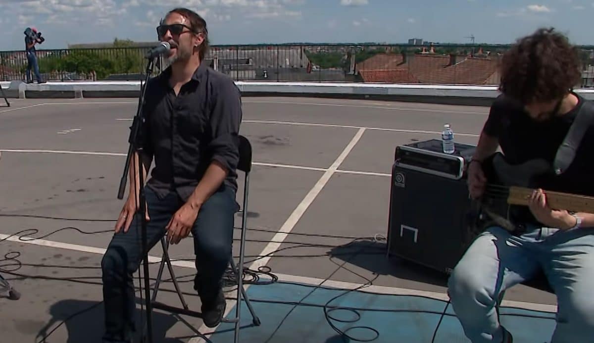 Regardez Klone jouer Keystone en acoustique sur le toit d&rsquo;un parking à Poitiers