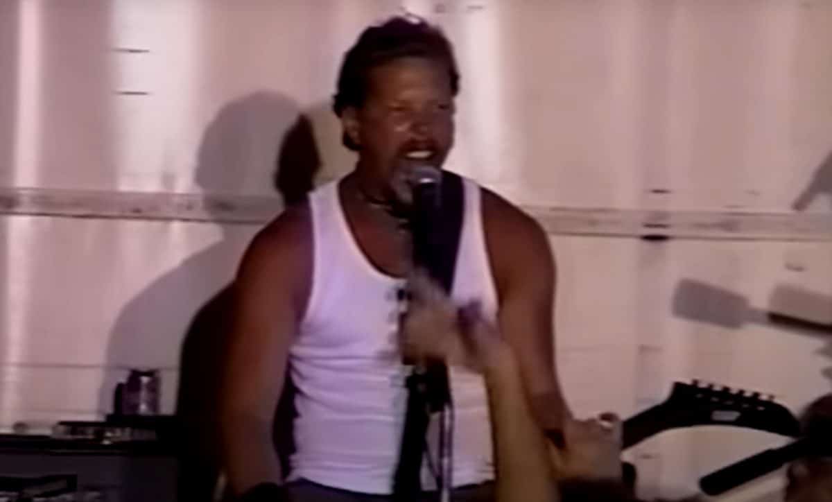 Regardez Metallica jouer dans un parking en 1996 pour fêter la sortie de Load !